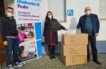 Die Wemag spendet Schutzmasken an die Werkstatt Constantin-Bewatt